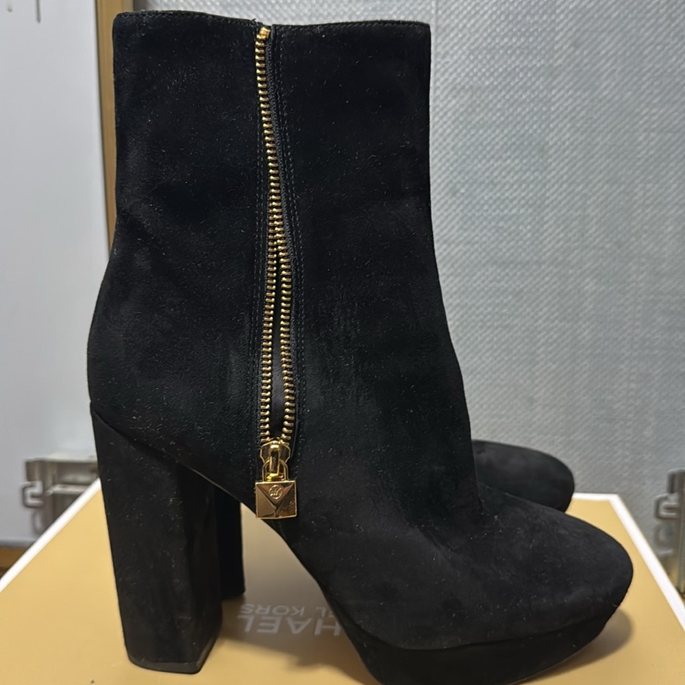 Michael Kors Platform Black Booties. - Picture 4 of 7